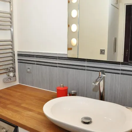 Charming Comfortable Near Montmartre! דירה